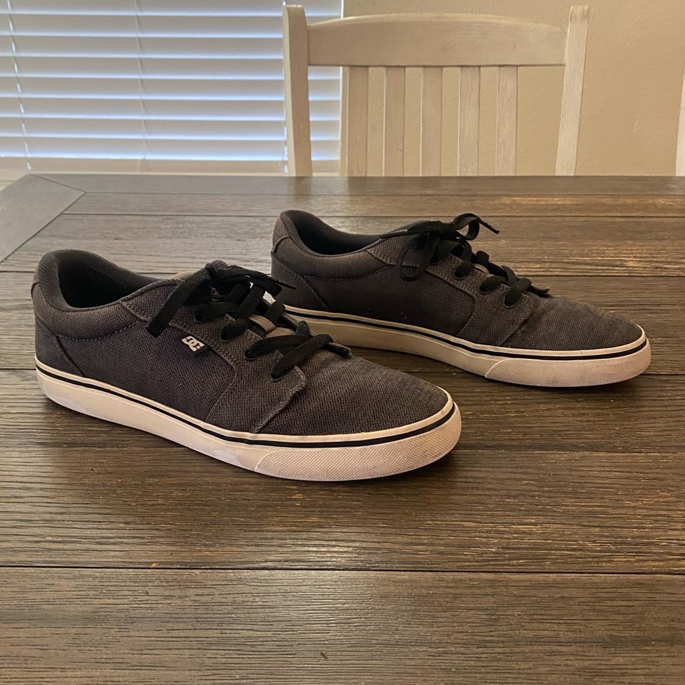 DC Men’s Shoes Anvil Canvas 9.5 Gray Brown Skater Sneakers Clean w Some Scuffs